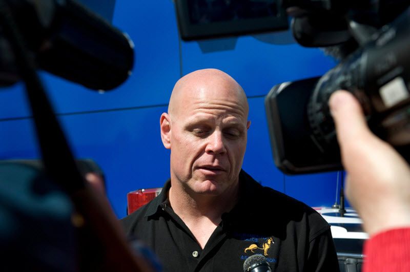 Policajac Gary Dahl razgovara s novinarima u veterinarskoj klinici prije operacije u kojoj će Bandit-u ukloniti metak iz njegova vrata 15. ožujka. 2010 Policajac Gary Dahl razgovara s novinarima u veterinarskoj klinici prije operacije u kojoj će Bandit-u ukloniti metak iz njegova vrata 15. ožujka. 2010