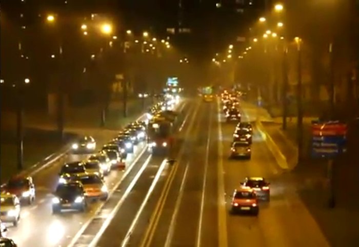 Policajac zatvara cestu i promet